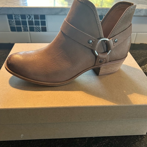 Boots - Picture 5 of 5